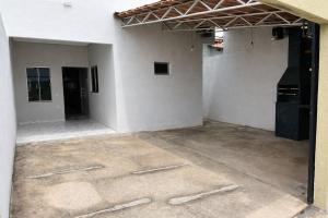 an empty room with a white wall and a building at Casa para temporada em SRN in São Raimundo Nonato