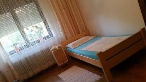 Apartment Tatjana في ليوبليانا: غرفة نوم صغيرة مع سرير بجانب نافذة
