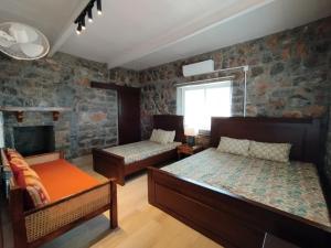 a bedroom with two beds and a window at HYN Mountain Resort in Kohāla