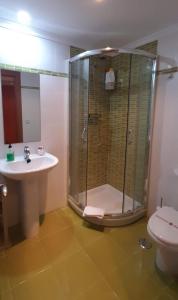 a bathroom with a shower and a sink and a toilet at Gestiona2R - Apartamento en el casco antiguo Llanisco in Llanes +30 photos