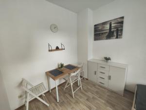a room with a desk and a table and chairs at Revant West 2 in Arnstadt