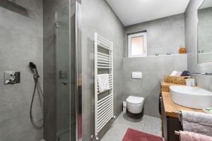 ein Badezimmer mit Dusche, Waschbecken und Toilette in der Unterkunft Guesthouse Casa Nova in Poreč + 42 Fotos