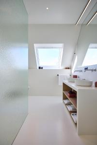 a bathroom with a sink and a window at Vakantiewoning Belle Vue in Hooglede