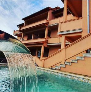 a water fountain in front of a building at Del Mar 2 in Kampor