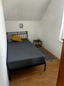 a bedroom with a black bed in a room at Útulný dom blízko Košíc in Sokoľany