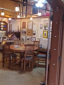 a dining room with a wooden table and chairs at RESONAMUH - Hostel in São Pedro da Aldeia