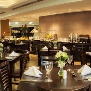 a restaurant with tables and chairs and a bar at 1309 - Hotel & Residence Sol Alphaville Flat in Barueri