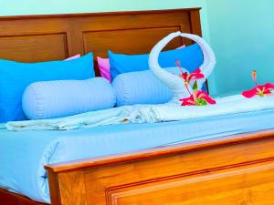 a bed with two swans on top of it at Ceylan Crest in Ella
