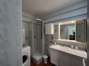 a bathroom with a shower sink and a washing machine at Fréjus Plage - 5mins à pied des plages - Maisonette avec jardin, 4p, au calme absolu in Fréjus +21 photos