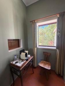 a room with a desk with a window and a computer on it at Casa do Cardal in Casével