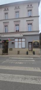 a building on the corner of a street at Apartament w Centrum Ząbkowic Śląskich z Dwoma Sypialniami in Ząbkowice Śląskie