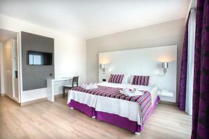 Кровать или кровати в номере Mar Hotels Playa de Muro Suites