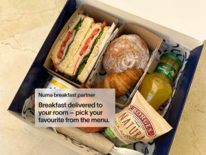 a lunch box with a sandwich and bread and beer at LSA Parque by Numa in Lisbon
