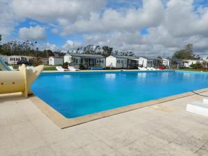 a large swimming pool at a resort at Cantinho da Rosa in Pataias