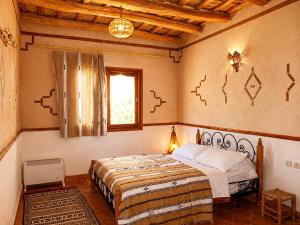 a bedroom with a large bed in a room at Auberge des peupliers Café Restaurant in Akhendachou nʼAït Ouffi