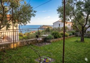 a garden with a view of the ocean at Отрада in Utjeha
