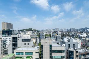 Blick auf eine Stadt mit hohen Gebäuden in der Unterkunft Lazy Cube in Seoul