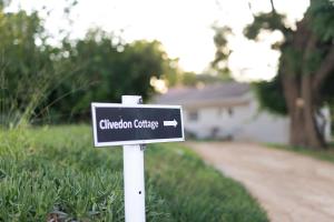 a sign in a yard in front of a driveway at Clivedon Cottage in Sunland