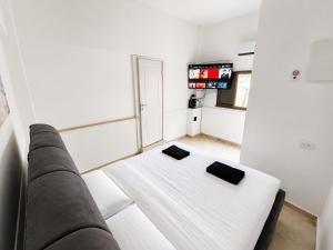 a living room with a couch and a tv at בית פרטי ליד הכנרת בקריית שמואל מושלם לאירוח בשבתות ובחגים in Tiberias
