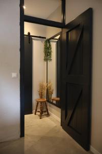 an open door with a potted plant in a room at B&B de Beurtvaart in Dokkum