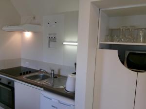 a small kitchen with a sink and a microwave at huisje Kraaiberg in Heuvelland