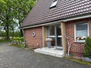 a brick house with a window with flowers on it at Vakantiewoning MaRa in Neuenhaus