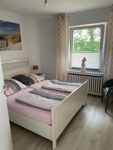 two beds in a bedroom with a window at Vakantiewoning MaRa in Neuenhaus