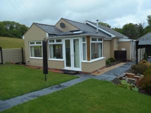 a small house with a pitched roof at Dripshill Lodge in Severn Stoke