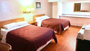a room with two beds in a hotel room at Thunderbird Motel Hillsboro in Hillsboro +19 photos