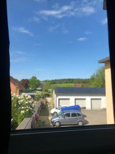 a car with a blue roof parked in a parking lot at Pension Karsten Mertens in Gardelegen