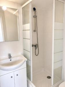 a bathroom with a shower and a sink at Charmant studio avec terrasse in Fréjus