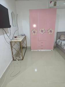 a bedroom with a pink cabinet and a table at moon light in Ramlah