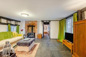a living room with a couch and a tv at 2 Bed in Woodchurch oc-b30323 in Woodchurch