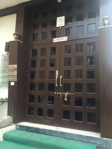 um par de portas num edifício em Anantkoti Hotel em Nova Deli