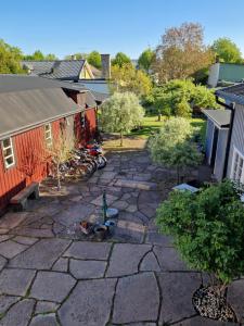 an aerial view of a yard with a stone patio at Rum för två - centralt i Borgholm in Borgholm