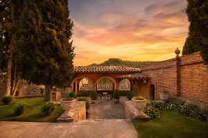 a garden with a brick wall and an archway at Fortaleza Medieval La Manyosa in Granera