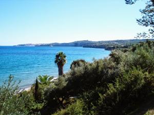 Fotografia z galérie ubytovania Villa Panorama Michalis Haikos two minutes walk to the beach Peroulia v destinácii Kómboi