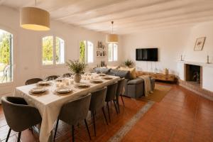 a large dining room with a long table and chairs at Le Mirage in Cambrils