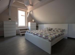 a bedroom with a large bed and a window at Spreeperle in Lübbenau