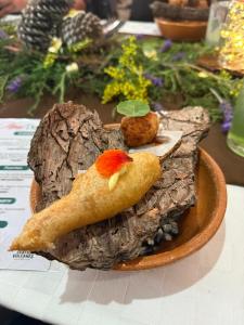 a plate of food with a bird on a piece of wood at Centro Ecoturístico Rancho Buenavista in Nanacamilpa +94 photos