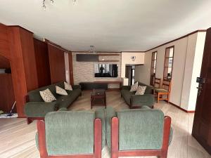 a living room with a couch and chairs at Kasa Akiro in Juivi