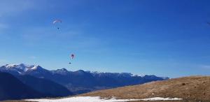 two kites flying in the sky over a mountain at Camping 3 étoiles - Piscine - ccbgaae in Mens