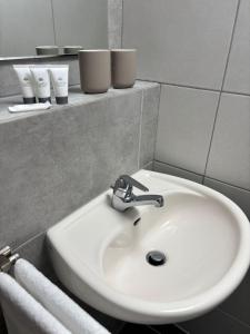 a white sink in a bathroom with towels at Enjoy-Zimmer in Altenahr