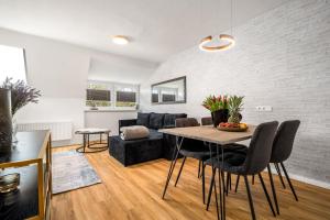 a living room with a table and a couch at Feriwnohung Liv OG in Rechlin