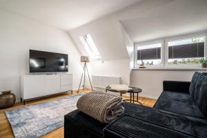 a living room with a couch and a flat screen tv at Feriwnohung Liv OG in Rechlin