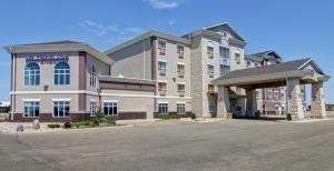 a large building with a parking lot in front of it at Canalta Hotel Humboldt in Humboldt