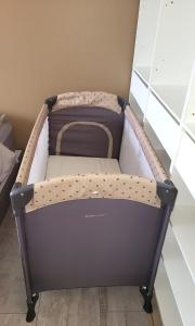 a small crib in a corner of a room at petit cocon in Créteil