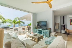 a living room with a white couch and a tv at Los Altos in Almuñécar