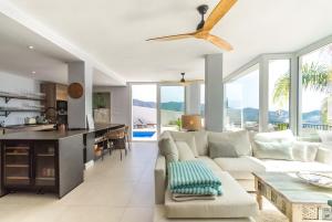 a living room with a couch and a table at Los Altos in Almuñécar