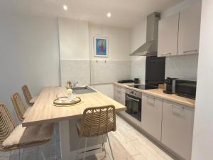 a kitchen with a table and chairs in it at Le Cosy Caladois in Villefranche-sur-Saône